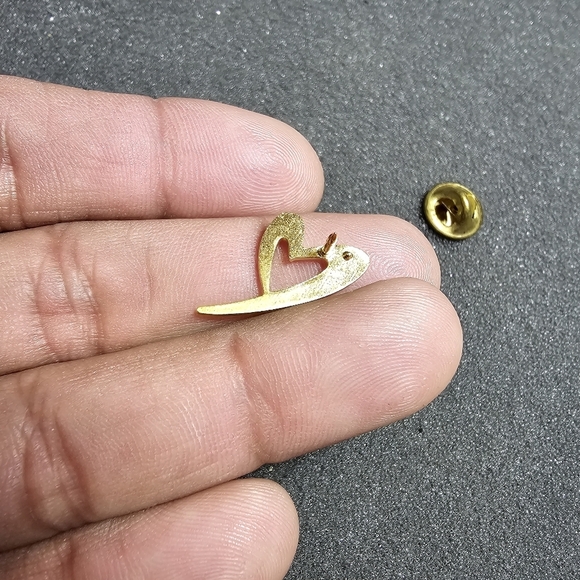 Small gold tone heart lapel pin brooch 1 inch long - Picture 2 of 5